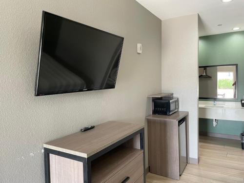 TV a/nebo společenská místnost v ubytování Express Inn - Richey