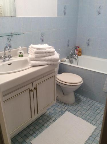 une salle de bain avec un lavabo, des toilettes et une baignoire dans l'établissement Edith, à Trouville-sur-Mer