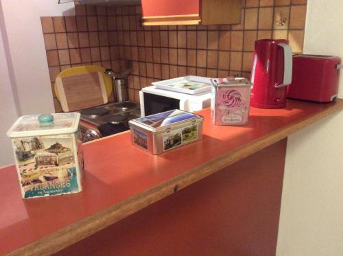 - un comptoir de cuisine avec des produits alimentaires dans l'établissement Edith, à Trouville-sur-Mer