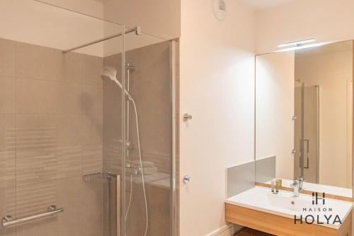 une salle de bain avec douche et lavabo dans l'établissement Le Coquet - Aux cœur de Limoges - 371B, à Limoges