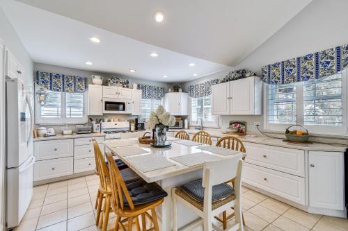 Η κουζίνα ή μικρή κουζίνα στο Seneca Lake Retreat with Deck - Walk to Wineries!