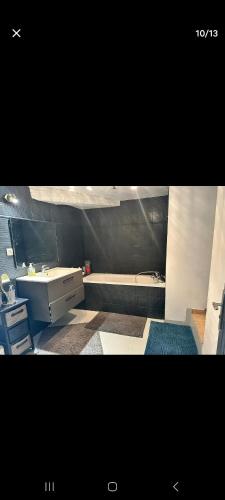 - deux photos d'une salle de bains avec lavabo et comptoir dans l'établissement Appart proche perolliere et gare Ouest Lyonnais, à Sain-Bel