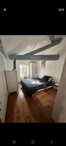 une chambre avec un lit au milieu d'une pièce dans l'établissement Appart proche perolliere et gare Ouest Lyonnais, à Sain-Bel