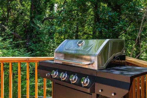 a toaster sitting on top of a barbecue grill at Charming 5bd - BBQ - Deck- 4mins Duke University in Durham