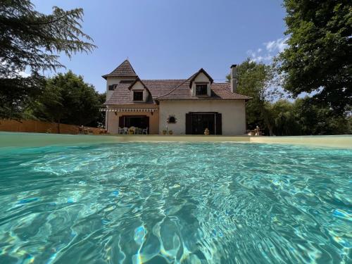 Le Poirier au Roi, Villa avec Piscine, Jacuzzi, Parc, Etang et calme