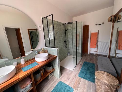 une salle de bain avec deux lavabos et une douche dans l'établissement Le Poirier au Roi, Villa avec Piscine, Jacuzzi, Parc, Etang et calme, à Saint-Hilaire-de-Court