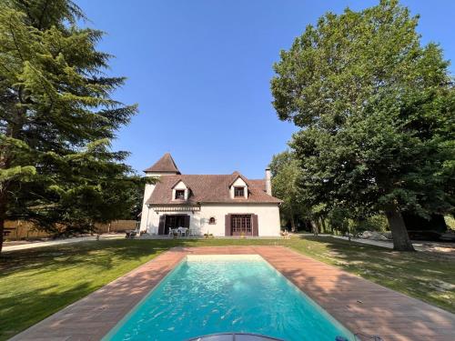 Saint-Hilaire-de-CourtにあるLe Poirier au Roi, Villa avec Piscine, Jacuzzi, Parc, Etang et calmeの家の前にスイミングプールがある敷地