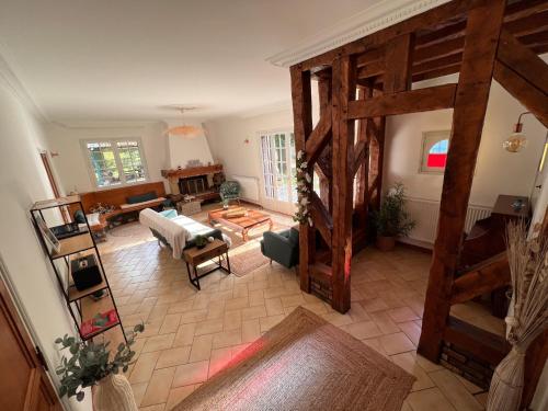 - un salon avec vue sur le plafond dans l'établissement Le Poirier au Roi, Villa avec Piscine, Jacuzzi, Parc, Etang et calme, à Saint-Hilaire-de-Court