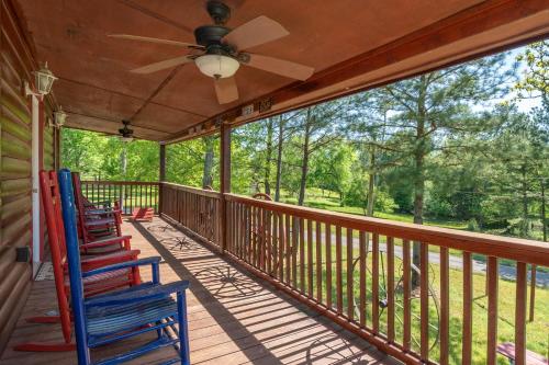 Ein Balkon oder eine Terrasse in der Unterkunft Diamond River Run Cabin Sleeps