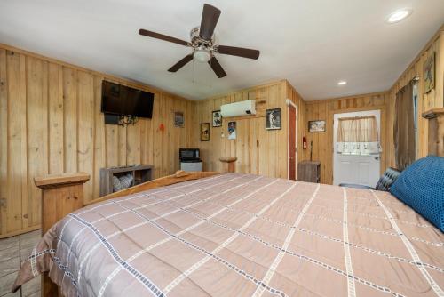 Ein Bett oder Betten in einem Zimmer der Unterkunft Diamond River Run Cabin Sleeps