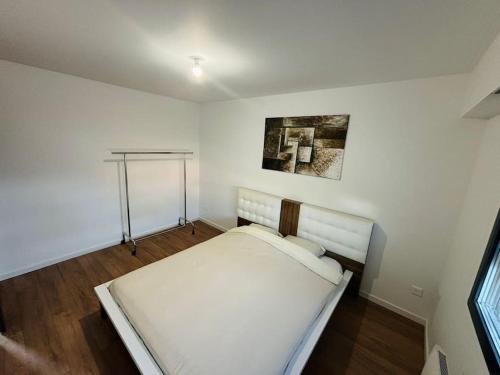 une chambre avec un lit blanc dans une pièce dans l'établissement Maison de Ville Widensolen - 3 rooms and 3 double beds, à Widensolen