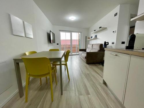 a kitchen and living room with a table and chairs at Appartamento - Chalet Baltmann - Lavarone in Lavarone
