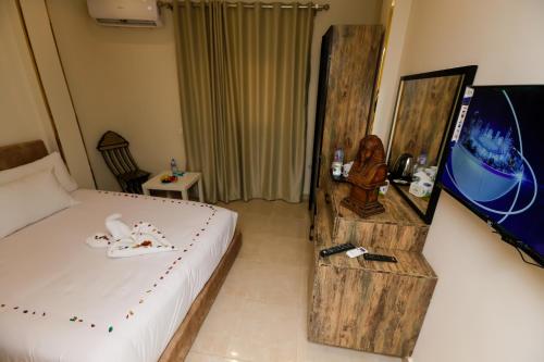 Cama o camas de una habitación en Taj Pyramids inn - Pyramids View Rooftop