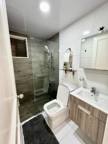 Ένα μπάνιο στο Cozy Apartment with Balcony
