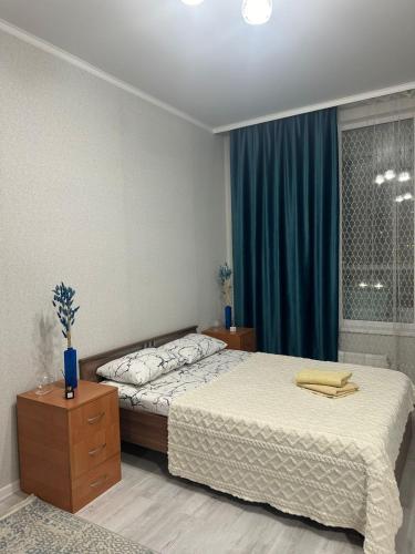 Una cama o camas en una habitación de Жк Sat city