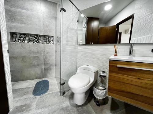 Un baño con inodoro, ducha y lavabo. en RUITOQUE CONDOMINIO Apartamento, en Piedecuesta