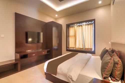 Μια τηλεόραση ή/και κέντρο ψυχαγωγίας στο Super Townhouse Amaraa Farms Near LuLu Hypermarket
