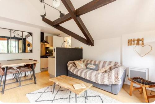 un salon avec un canapé et une table dans l'établissement Le Cocon de St Lary, à Saint-Lary-Soulan