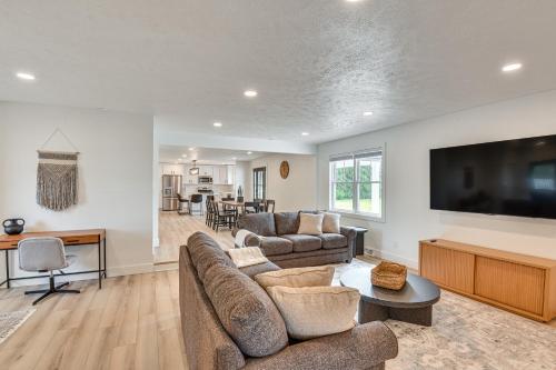 Televisyen dan/atau pusat hiburan di Charming Middlebury Retreat with Patio and Fire Pit