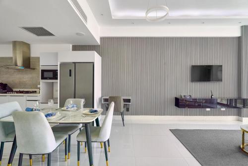 a kitchen and dining room with a table and chairs at Monaco Residences Piantini in Santo Domingo