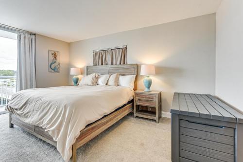 Voodi või voodid majutusasutuse 2 Mi to Ocean Waterfront North Myrtle Beach Condo toas