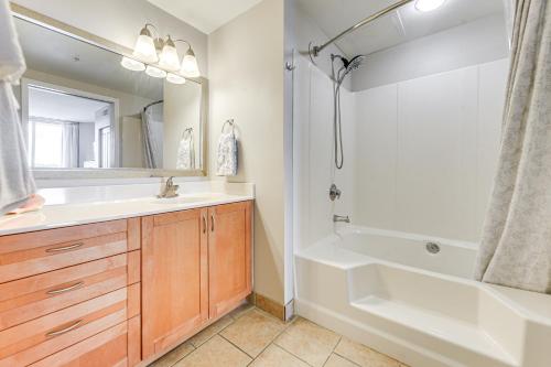 Vannituba majutusasutuses 2 Mi to Ocean Waterfront North Myrtle Beach Condo