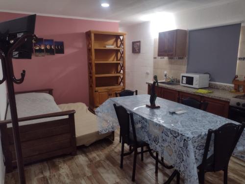 a small room with a table and a kitchen at Cabañas y Bungalow " La Comarca" in Concepción del Uruguay