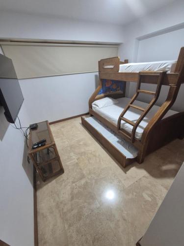 a room with two bunk beds and a table at Auromar in Caraballeda