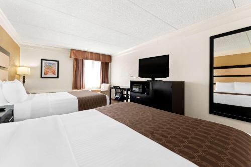 TV a/nebo společenská místnost v ubytování Best Western Riverside Inn