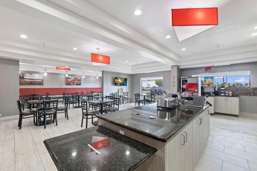 a restaurant with tables and chairs and a cafeteria at Best Western Plus Twin Falls Hotel in Twin Falls