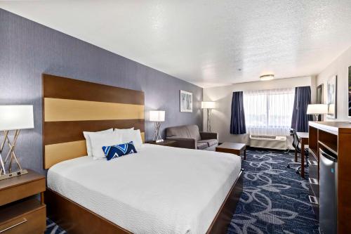 a hotel room with a large bed and a couch at Best Western Plus Twin Falls Hotel in Twin Falls