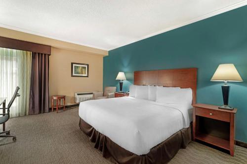 Postel nebo postele na pokoji v ubytování Best Western Plus Plattsburgh