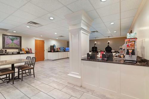 Kuchyň nebo kuchyňský kout v ubytování Best Western Plus Plattsburgh