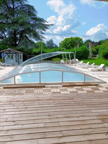 - une piscine avec une rampe et des chaises dans l'établissement Clos de Bigorre, à Tabanac