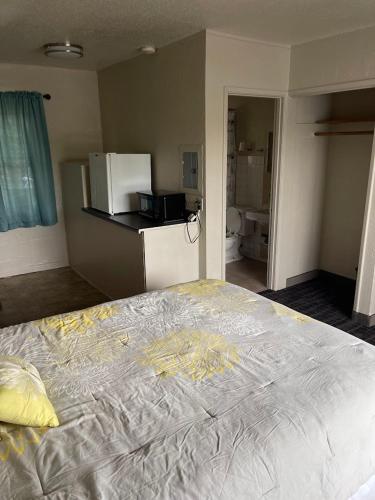 Una cama o camas en una habitación de Legend Motel