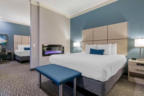 a hotel room with a large bed with a blue wall at Hotel Peppertree Bend, BW Premier Collection in Bend