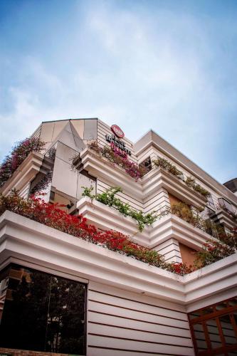 a building with flowers on the side of it at Best Western Plus Hotel Stofella in Guatemala