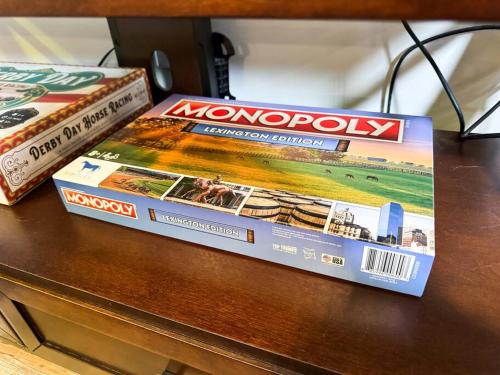 Photo de la galerie de l'établissement Artsy KY Themed Richmond Gem Sleeps 8 Near All, à Richmond