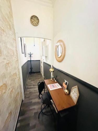 Cette chambre comprend une table en bois et un miroir. dans l'établissement Appart l'Echappée Belle, Centre Historique, Gare, à Montpellier