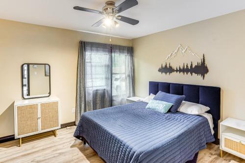 ein Schlafzimmer mit einem blauen Bett und einem Spiegel in der Unterkunft Darling Dwelling 2 Mi to Dtwn Durango! in Durango