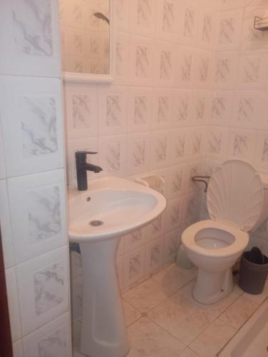 a bathroom with a sink and a toilet at appartement central plein d’expérience in Martil