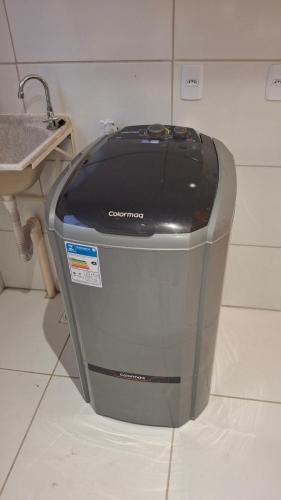 a washing machine sitting on the floor next to a sink at Ap 2 quartos tipo resort pé na areia 1 in Barra dos Coqueiros