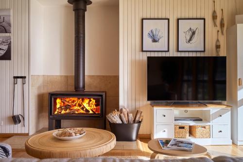 TV a/nebo společenská místnost v ubytování Waubs Beach Cottage Bicheno