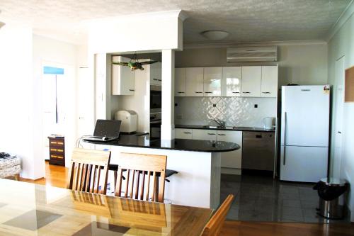 Una cocina o zona de cocina en Sunset Sails Penthouse Redcliffe