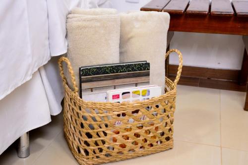 a basket full of towels and a table at Suítes Mathias flat 104 in Conservatória