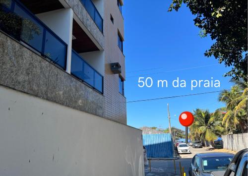a building with a sign that says m da praia at Apartamento recantoazul es Conforto Total a 50m do Mar Apartamento Recém-Reformado na Praia de Castelhanos, ES, para 7 Pessoas Aconchegante e Completo, com 3 Quartos e 1 Suíte in Anchieta