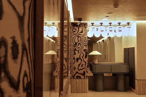 Vibe Hotel Melbourne Image