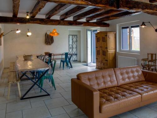 un salon avec un canapé et une table dans l'établissement Maison familiale avec piscine chauffée, salle de jeux et grand jardin - 5 chambres, 15 couchages - FR-1-410-340, à Changé