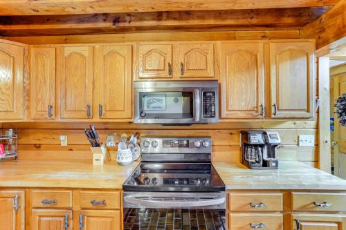 Spacious Wilmington Cabin Walk to Lakeにあるキッチンまたは簡易キッチン