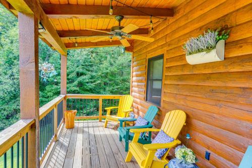 Spacious Wilmington Cabin Walk to Lakeにあるバルコニーまたはテラス